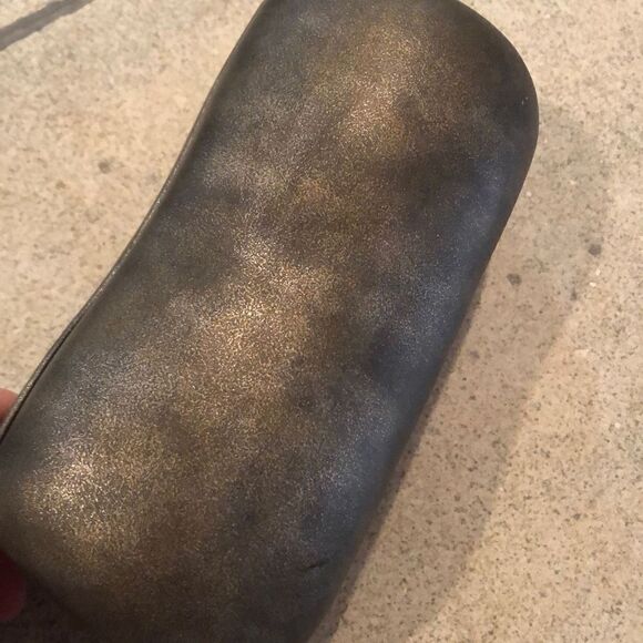 CHANEL Marbled, Pewter, silver, hard, large clam shell sunglasses case ￼ - Picture 4 of 6